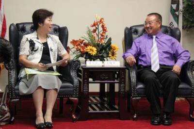 王鼎华部长接待广东农业厅代表团一行，并参观加州葡萄园